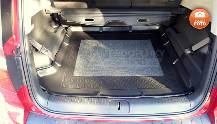 Vana do kufru přesně pasuje do zavazadlového prostoru modelu auta Chevrolet Orlando 2010-